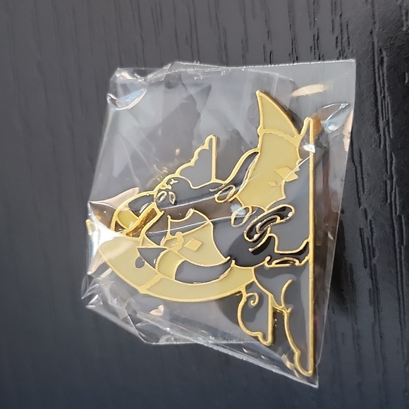 Pokemon Umbreon Enamel Pin - Picture 3 of 3